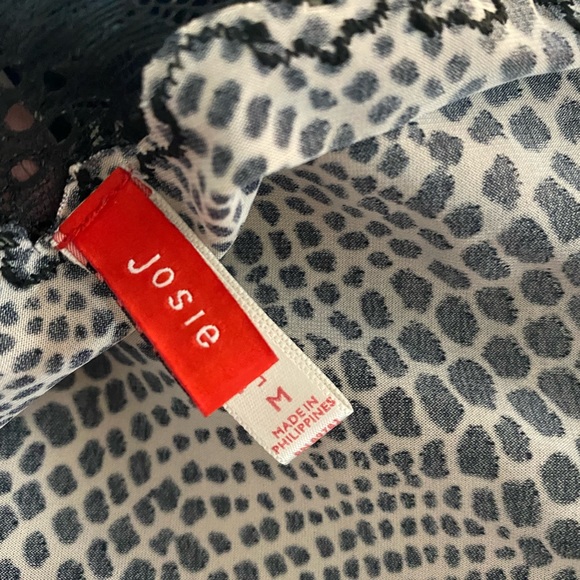 Black and white silky night gown. - Picture 6 of 6